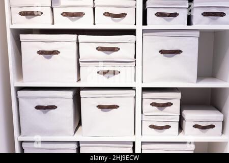 Lager mit Schachteln von Produkten in großen Mengen geladen Stockfoto