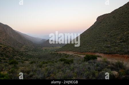 Ein Tal der schwindenden Hügel im Vleiland-Gebiet des Distrikts Laingsburg in Südafrika Stockfoto