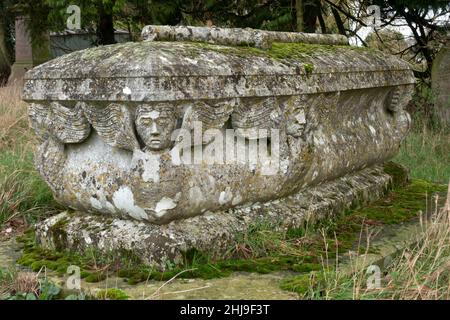Geschnitzter Sarg-Grabstein mit Engelsköpfen in der St. Peter and St. Paul Church, Pettistree, Suffolk, Großbritannien Stockfoto