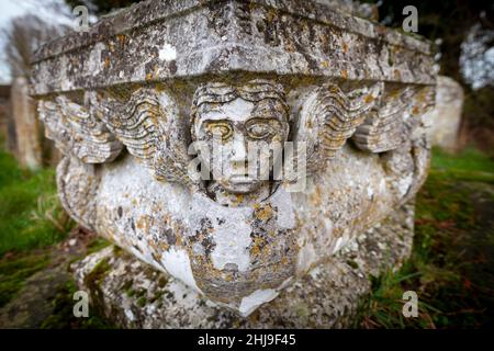 Geschnitzter Sarg-Grabstein mit Engelsköpfen in der St. Peter and St. Paul Church, Pettistree, Suffolk, Großbritannien Stockfoto