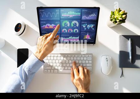 Data Analyst mit dem KPI-Dashboard von Data Analytics Stockfoto