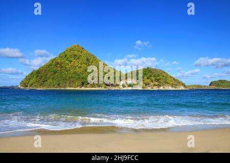 Levera Beach auf der Insel Grenada mit Blick auf die Insel Sugar Loaf, Grenada. Stockfoto