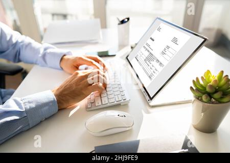 Online Digital E Invoice Statement auf Laptop Stockfoto