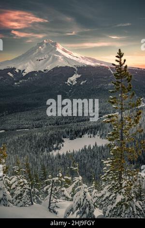 Majestätischer Blick auf Mount Hood während eines Sonnenuntergangs im Winter, aufgenommen vom Mount Hood National Forest in Oregon Stockfoto