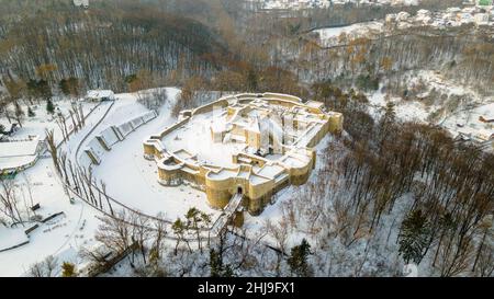 Blick aus der Vogelperspektive auf die mittelalterliche Festung Suceava. Luftaufnahmen der mittelalterlichen Festung aus Suceava, Rumänien, die im Winter von einer Drohne aufgenommen wurde. Stockfoto