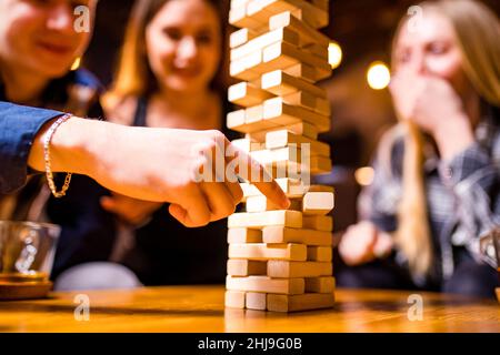 Junge Leute haben Spaß beim Spielen von Brettspielen an einem Tisch. Stockfoto