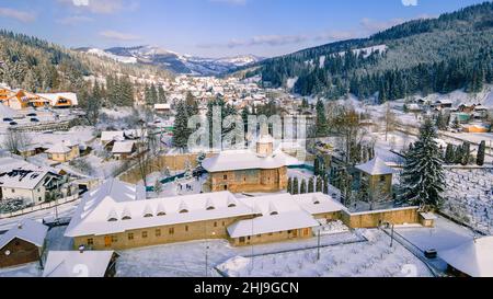 Luftaufnahmen des Klosters Voronet, gelegen im Landkreis Suceava, Rumänien im Winter, sonniger Tag mit Schnee. Das Foto wurde von einer Drohne aufgenommen. Stockfoto