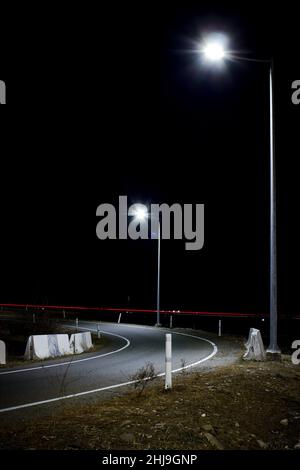 Nachtszene mit einer leeren Asphaltstraße. Stockfoto