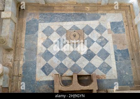 Nahaufnahme der farbenfrohen Bodenmosaiken der Terrassenhäuser in der antiken Stadt Ephesus in Selcuk, Izmir, Türkei am 22. Oktober 2021. Stockfoto