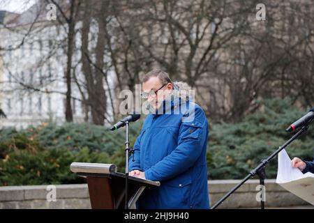 Radosław Baranowski am Tag des Gedenkens an die Opfer des Nationalsozialismus am Mahnmal auf dem Wilhelmsplatz. Görlitz, 27.01.2022 Stockfoto