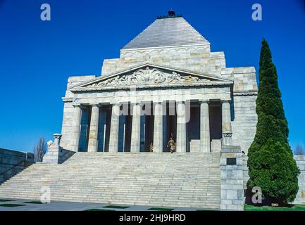 Das Bild zeigt den beeindruckenden Melbourne war Memorial Shrine of Remembrance, der vor allem den Männern und Frauen aus Victoria gewidmet ist, die im Ersten Weltkrieg vor allem in Gallipoli gedient haben. Das Denkmal wurde 1934 eröffnet. Stockfoto