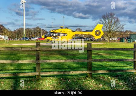 East Anglian Air Ambulance G-EMSS am Boden im Queen Elizabeth Hospital, King's Lynn. Stockfoto