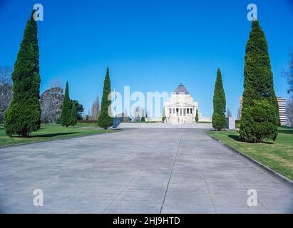 Das Bild zeigt den beeindruckenden Melbourne war Memorial Shrine of Remembrance, der vor allem den Männern und Frauen aus Victoria gewidmet ist, die im Ersten Weltkrieg vor allem in Gallipoli gedient haben. Das Denkmal wurde 1934 eröffnet. Stockfoto