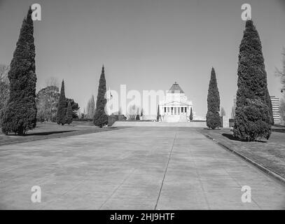 Das Bild zeigt den beeindruckenden Melbourne war Memorial Shrine of Remembrance, der vor allem den Männern und Frauen aus Victoria gewidmet ist, die im Ersten Weltkrieg vor allem in Gallipoli gedient haben. Das Denkmal wurde 1934 eröffnet. Stockfoto