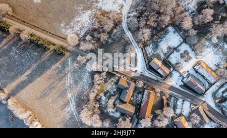 Luftaufnahme des kleinen Dorfes im Winter.Draufsicht auf traditionelle Wohnsiedlung in der Tschechischen.Blick geradeaus mit Satellitenbild-Stil.Häuser Stockfoto