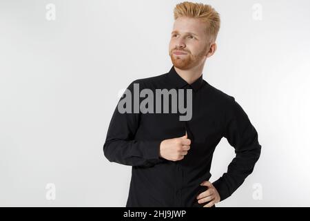 Junge Unternehmer generieren Geschäftsideen. Nahaufnahme von Thinking man in schwarzem Hemd isoliert mit Kopierraum. Selbstverbesserung und ernsthaftes männliches Gesicht. Stockfoto