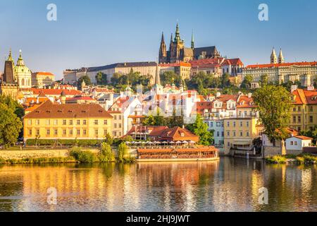 Prager Burg über der Moldau am Morgen bei Sonnenaufgang, Tschechische Republik, Europa. Stockfoto