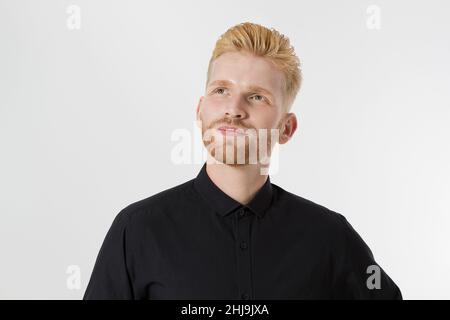 Junge Unternehmer generieren Geschäftsideen. Nahaufnahme von Thinking man in schwarzem Hemd isoliert mit Kopierraum. Selbstverbesserung und ernsthaftes männliches Gesicht. Stockfoto