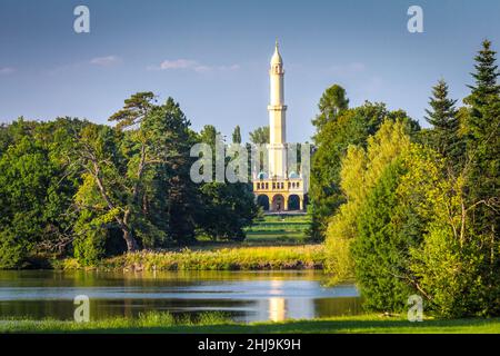 Ansicht der Landschaft mit Minarett in der Nähe von Schloss Lednice, Tschechische Republik, Europa. Stockfoto