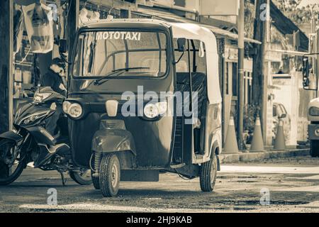 Schwarz-Weiß-Bild von Auto-Rikscha Tuk Tuk im schönen Chiquilá Dorf Hafen Puerto de Chiquilá in Quintana Roo Mexiko. Stockfoto