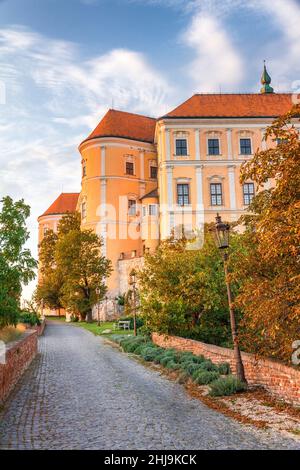 Schloss Mikulov in Südmähren bei Sonnenuntergang, Tschechische Republik, Europa. Stockfoto