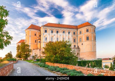 Schloss Mikulov in Südmähren bei Sonnenuntergang, Tschechische Republik, Europa. Stockfoto