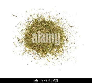 Nahaufnahme eines Haufens von grünen getrockneten Kräutern, verschüttet und verteilt, Dill oder Majoran isoliert auf weißem Hintergrund, erhöhte Ansicht von oben, direkt darüber Stockfoto