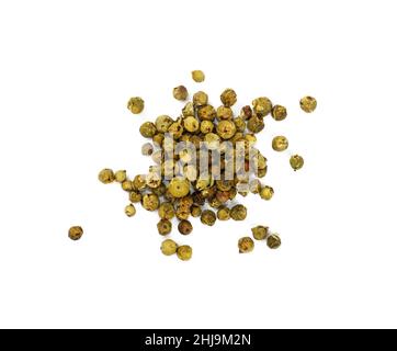 Nahaufnahme Haufen grüner Pfefferkörner verschüttet und verteilt um isoliert auf weißem Hintergrund, erhöhte Draufsicht, direkt darüber Stockfoto