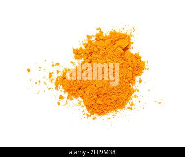 Nahaufnahme eines Haufens von gelbem Kurkuma-Gewürzpulver, das verschüttet wurde und isoliert auf weißem Hintergrund, erhöhte Ansicht von oben, direkt darüber verteilt ist Stockfoto