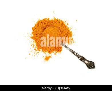 Nahaufnahme ein Vintage-Metalllöffel voll gelbem Kurkuma-Gewürzpulver verschüttet und auf weißem Hintergrund isoliert, erhöhte Draufsicht, direkt verteilt Stockfoto