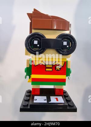 Minsk, Weißrussland - 22. April 2021 Lego Konstruktor. Ein Spielzeugmann aus der Nähe. Das Exponat ist aus Lego-Steinen zusammengesetzt. Spielzeug. Stockfoto