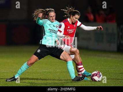 Maya Le Tissier von Brighton und Hove Albion (links) und Tobin Heath von Arsenal kämpfen während des Barclays FA Women's Super League-Spiels im Meadow Park, London, um den Ball. Bilddatum: Donnerstag, 27. Januar 2022. Stockfoto