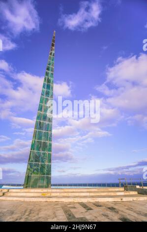 Millenium Obelisk in blau mit bewölktem Tag , Ein Coruna, Galicien, Spanien Stockfoto