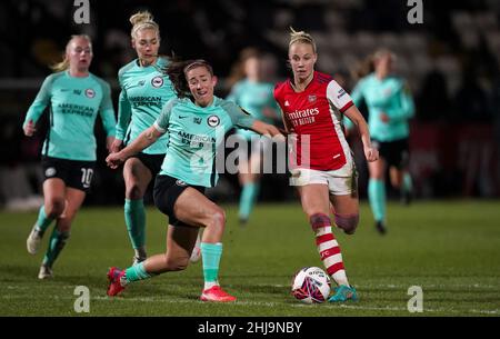 Maya Le Tissier von Brighton und Hove Albion (links) und Beth Mead von Arsenal kämpfen während des Spiels der Barclays FA Women's Super League im Meadow Park, London, um den Ball. Bilddatum: Donnerstag, 27. Januar 2022. Stockfoto