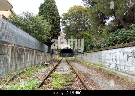 Ein verlassene Eisenbahntunnel am unteren Ende der Gleise Stockfoto