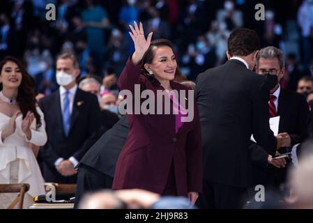 Tegucigalpa, Honduras. 27th Januar 2022. Xiomara Castro (M.) winkt den Unterstützern während ihrer Einweihungszeremonie als neue Präsidentin von Honduras zu. Quelle: Inti Oncon/dpa/Alamy Live News Stockfoto