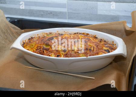 Lauch-Flan in einer feuerfesten Schale gebacken Stockfoto