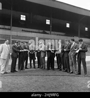 Die Fußballmannschaft Burnley verließ ihre Heimatstadt mit dem Trainer, dann flogen sie von Ringway nach London zum FA Cup Finale. Vorsitzender Bob Lord mit Mitgliedern des Teams. 7th Mai 1962. Stockfoto