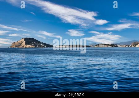 Capo Miseno ist die äußerste Spitze der Phlegräischen Halbinsel und der Strand von Capo bietet einen atemberaubenden Blick auf den Golf von Neapel Stockfoto