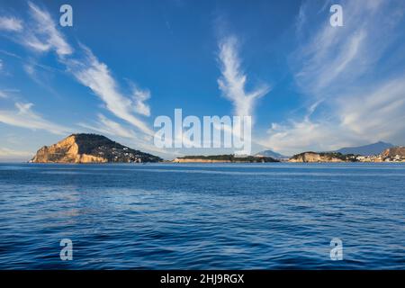 Capo Miseno ist die äußerste Spitze der Phlegräischen Halbinsel und der Strand von Capo bietet einen atemberaubenden Blick auf den Golf von Neapel Stockfoto