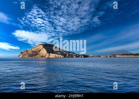 Capo Miseno ist die äußerste Spitze der Phlegräischen Halbinsel und der Strand von Capo bietet einen atemberaubenden Blick auf den Golf von Neapel Stockfoto