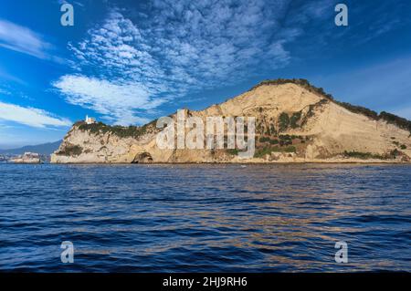 Capo Miseno ist die äußerste Spitze der Phlegräischen Halbinsel und der Strand von Capo bietet einen atemberaubenden Blick auf den Golf von Neapel Stockfoto