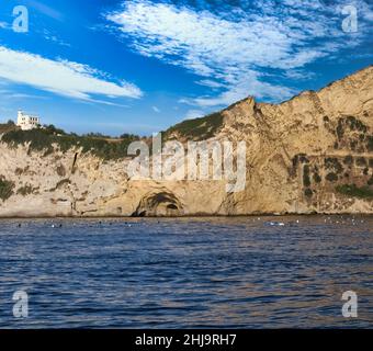 Capo Miseno ist die äußerste Spitze der Phlegräischen Halbinsel und der Strand von Capo bietet einen atemberaubenden Blick auf den Golf von Neapel Stockfoto