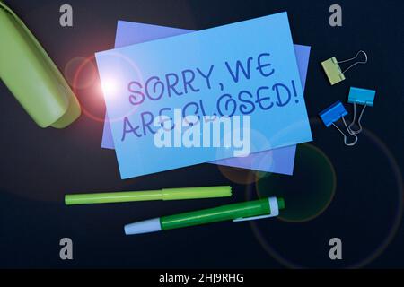 Text zeigt Inspiration Leider sind wir geschlossen. Internetkonzept entschuldigt sich dafür, dass das Unternehmen für bestimmte zeitauffällige Schulmaterialien abgeschaltet wurde Stockfoto