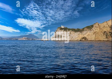 Capo Miseno ist die äußerste Spitze der Phlegräischen Halbinsel und der Strand von Capo bietet einen atemberaubenden Blick auf den Golf von Neapel Stockfoto