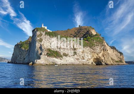 Capo Miseno ist die äußerste Spitze der Phlegräischen Halbinsel und der Strand von Capo bietet einen atemberaubenden Blick auf den Golf von Neapel Stockfoto