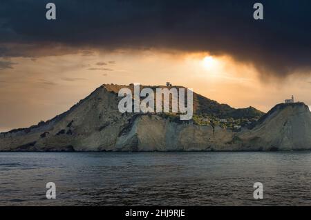 Capo Miseno ist die äußerste Spitze der Phlegräischen Halbinsel und der Strand von Capo bietet einen atemberaubenden Blick auf den Golf von Neapel Stockfoto