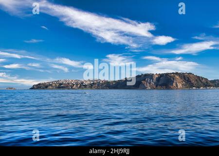 Capo Miseno ist die äußerste Spitze der Phlegräischen Halbinsel und der Strand von Capo bietet einen atemberaubenden Blick auf den Golf von Neapel Stockfoto