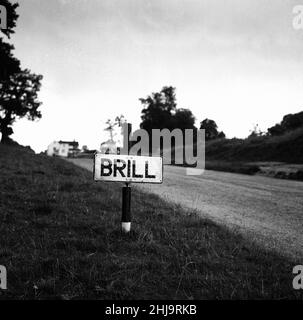 Leatherslade Farm, zwischen Oakley und Brill in Buckinghamshire, Versteck der Bande, 27 Meilen vom Tatort entfernt, Dienstag, 13th. August 1963. Unser Bild zeigt ... Zeichen für Brill in Buckinghamshire. Der große Eisenbahnraub von 1963 war der Raub von 2,6 Millionen Pfund von einem Royal Mail-Zug, der von Glasgow nach London auf der West Coast Main Line in den frühen Morgenstunden des 8th. August 1963 an der Bridego Railway Bridge, Ledburn, in der Nähe von Mentmore in Buckinghamshire, England, fuhr. Stockfoto