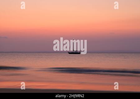 Yacht auf Sunset Moreton Island Stockfoto